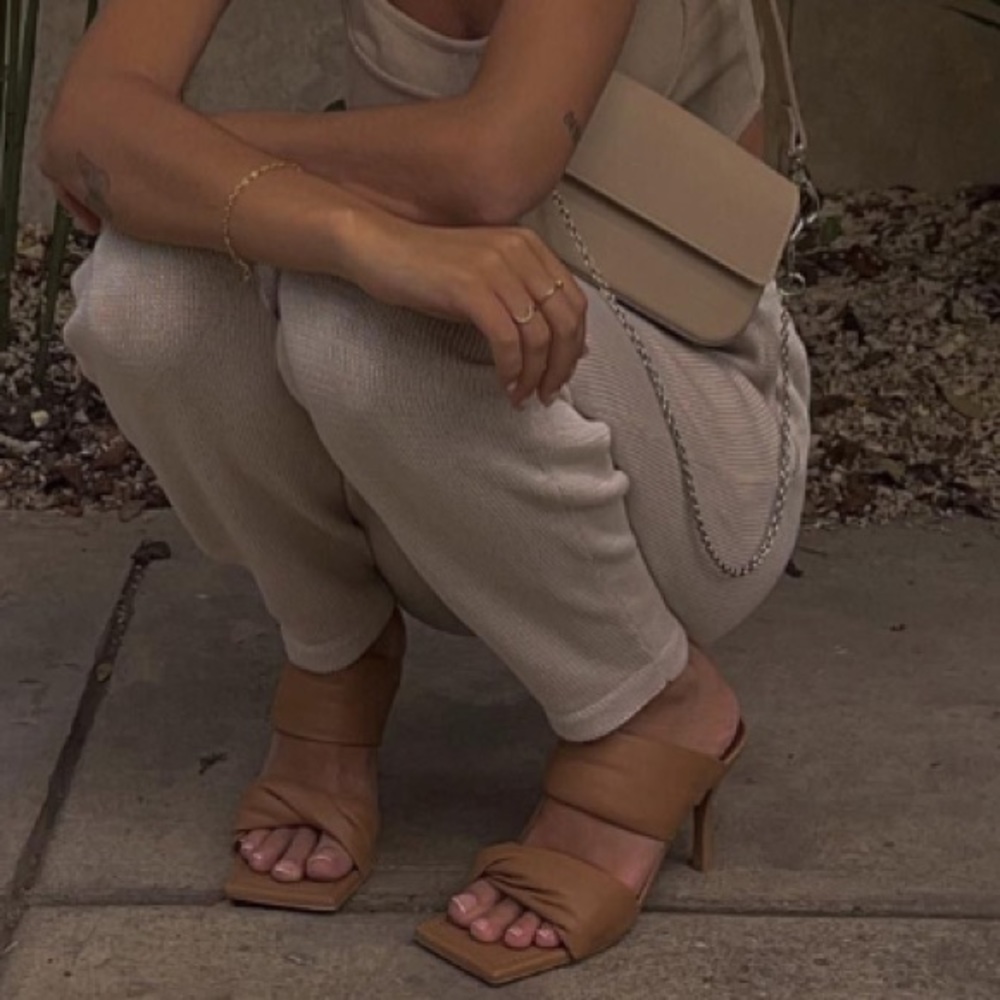🔥HP🔥 𝗡𝗜𝗕 𝗔𝗟𝗢𝗛𝗔𝗦 • Twist Strap Mule - Picture 3 of 16